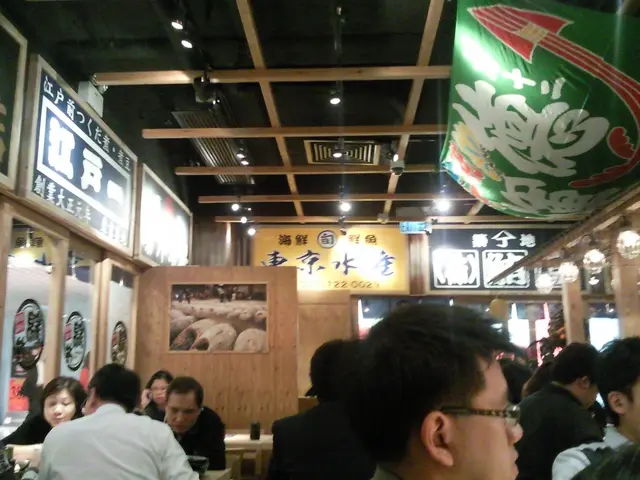 室內有很多水產店的招牌,又掛上了一些漁船旗幟,明顯是想模彷築地市場的樣子