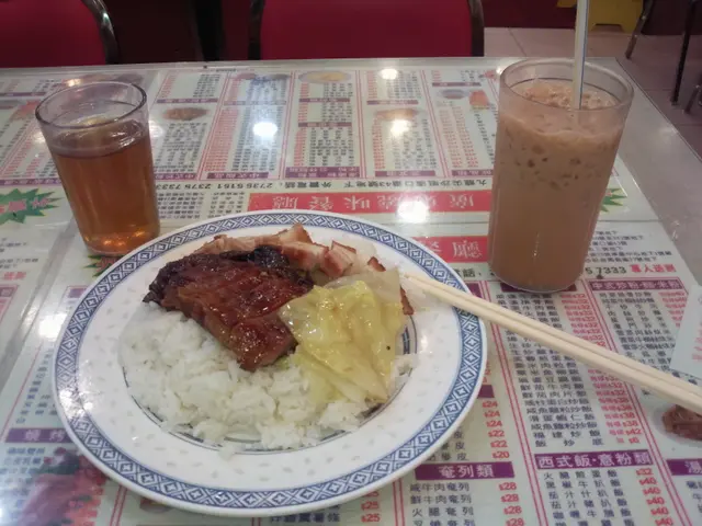燒肉叉燒飯 HKD33.00 / 凍奶茶 HKD15.00