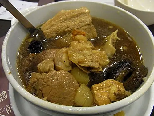 星加坡肉骨茶足料但唔夠味濃