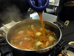 龙虾汤不断添加