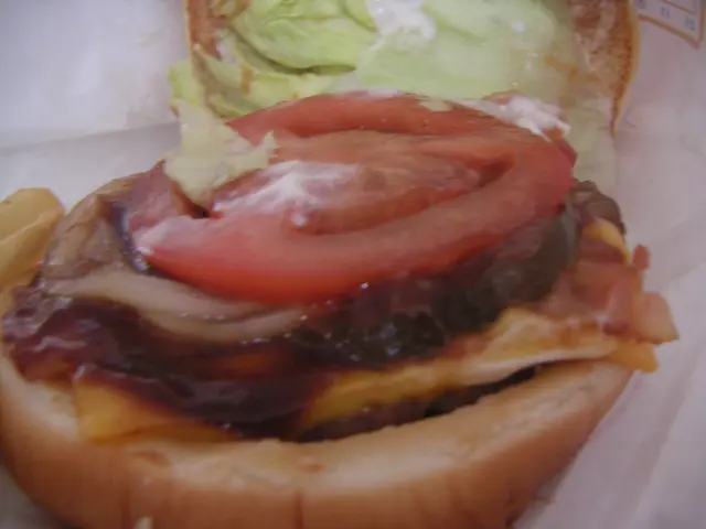 夾住生菜,洋蔥,蕃茄，再加沙律醬汁,烤汁,芝士,煙肉