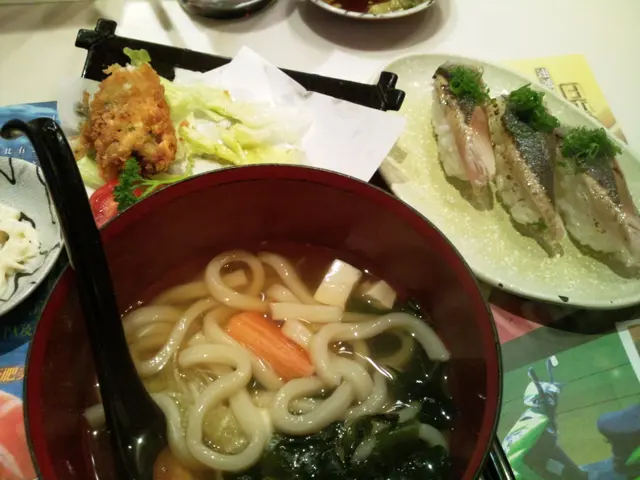 秋刀魚壽司+牛蒡卷+烏冬set：健康又好味，推！