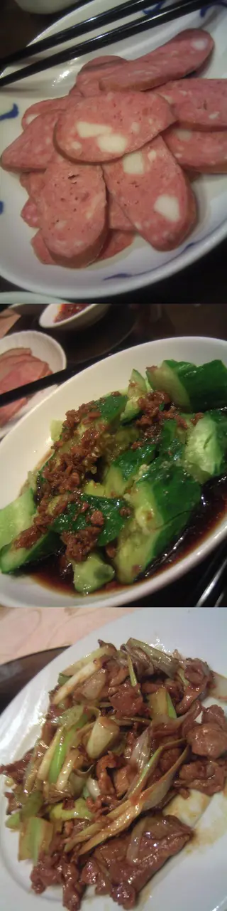 由上至下是北京蒜腸、拍黃瓜及京蔥羊肉