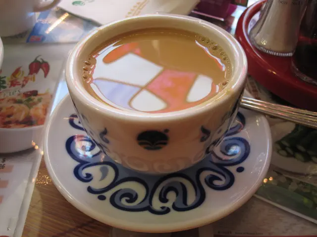 熱奶茶---茶面反映著天花板上紅藍花紋