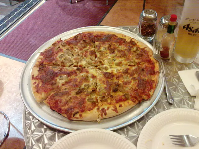 14" pizza(toppings:Italian sausage & mushrooms)