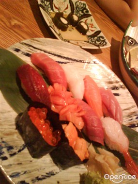 壽司（後面的是前菜？好像是木耳卷著甚麼的，也不錯） - 尖沙咀的日本沖繩料理