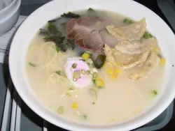 叉燒併餃子湯拉麵