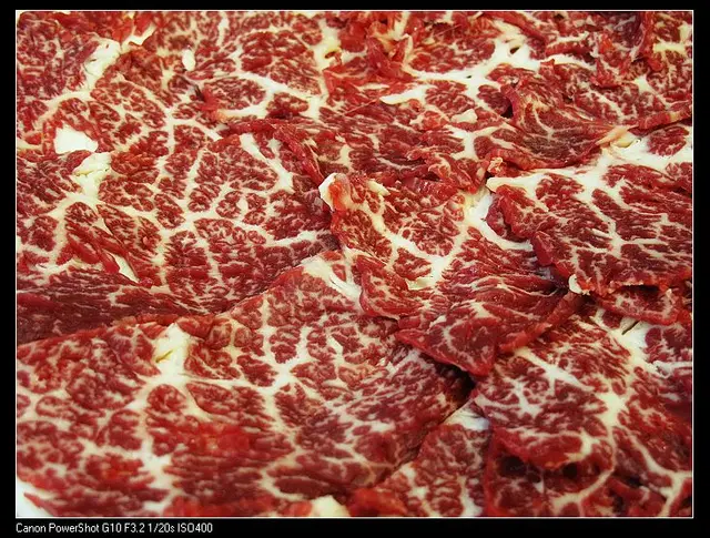 入口陣陣牛羶味,麻麻地