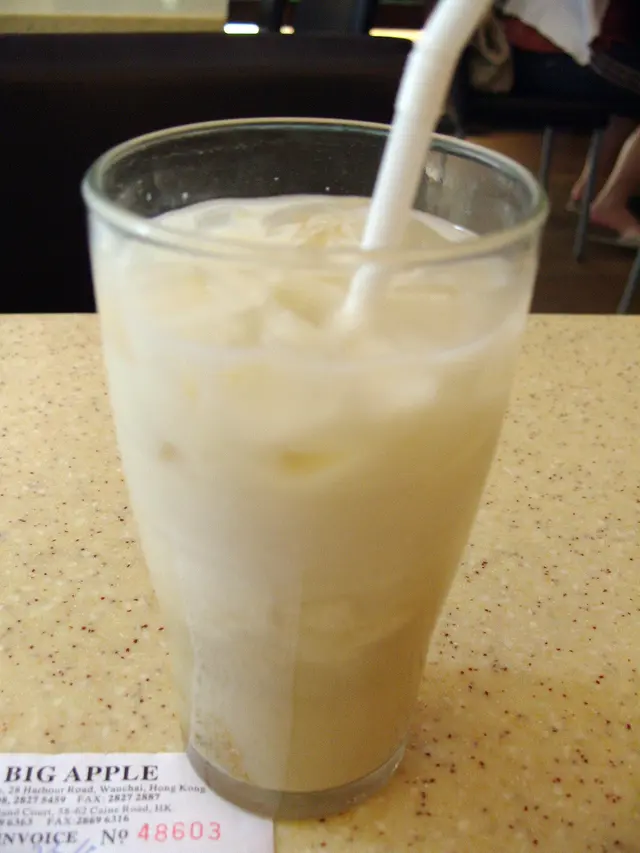 Iced Horlick (凍飲加$2),horlick粉也是一舊舊,未能完全溶掉