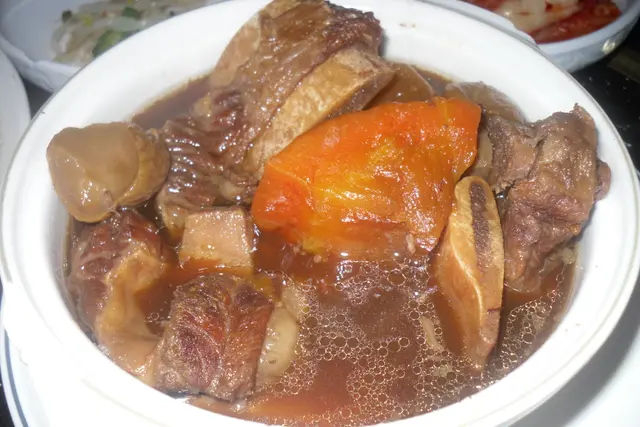 炆牛肋骨栗子煲 