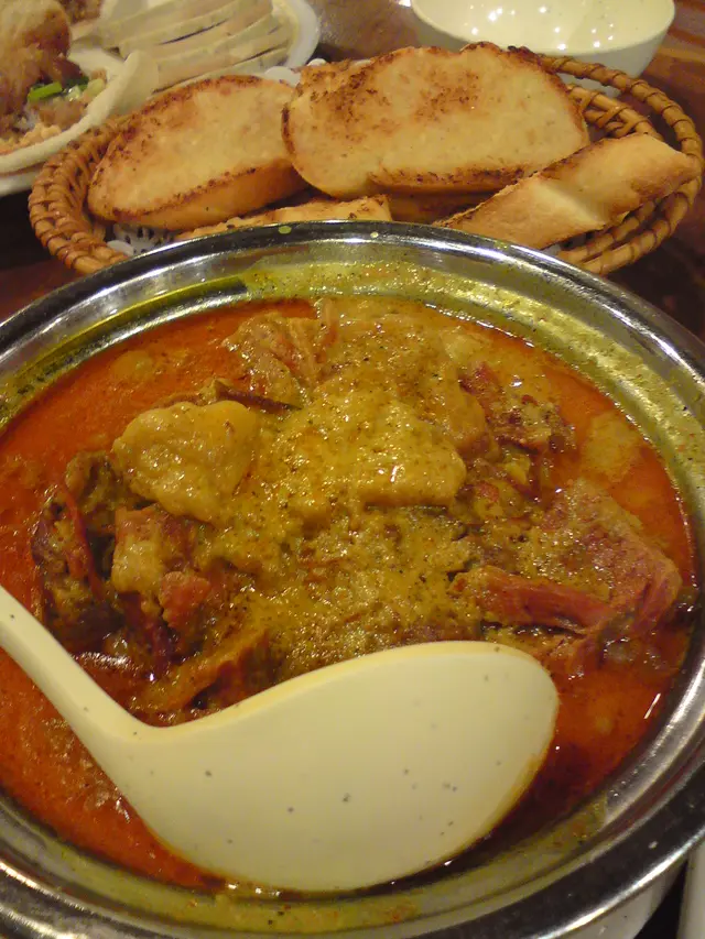 咖喱牛腩+蒜蓉包