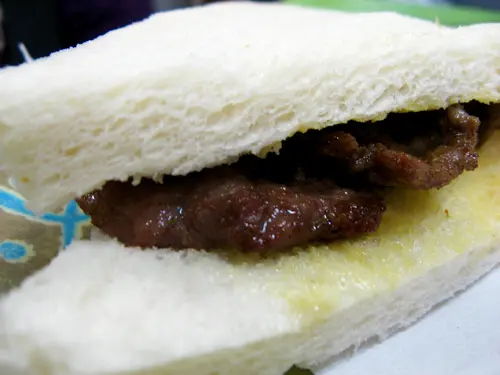 鮮牛治，牛肉一般，反而方包相當不錯