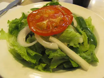 沙律蔬菜入口鲜爽得很，加上不油腻的Dressing