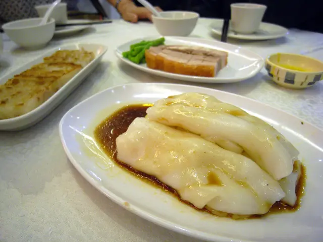 (左)蘿蔔糕、(右)燒腩仔、(前)鮮蝦腸粉