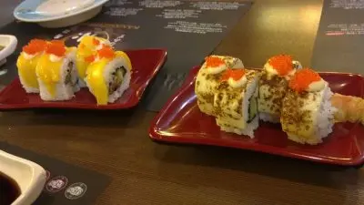 左邊芝士,右邊香芒,入面包住炸蝦同飯
