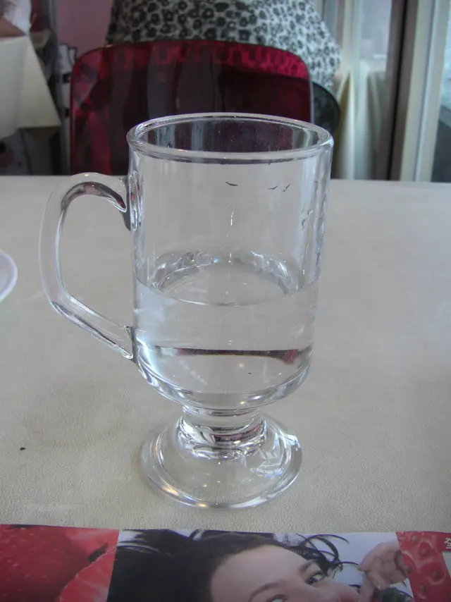 原來熱水與凍水用的杯是不同的,熱水是有杯耳的