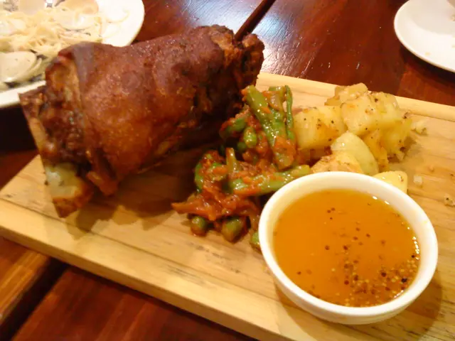 芥蜜脆皮原隻咸豬手