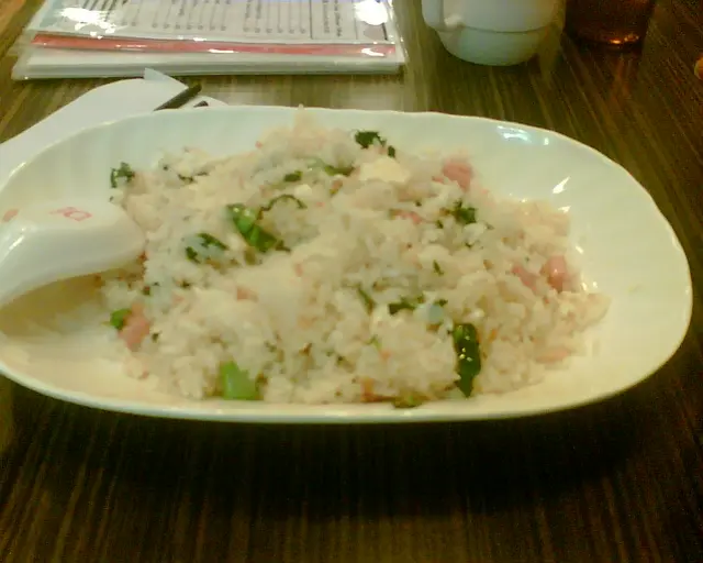 金蒜蛋白腿粒炒飯+(隨餐附上熱飲或凍豆漿)$26-