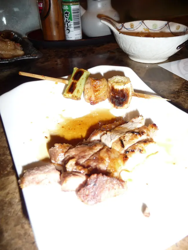 雞肉蔥串，燒黑豚，都鞋口
