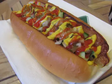 烘過的熱狗包再加上青瓜洋蔥酸菜粒、茄汁及芥末