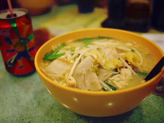 腩肉雞肉酸辣米線---湯底米線甚普通,雞肉更比白焯還差,好吃的是腐皮同腩肉