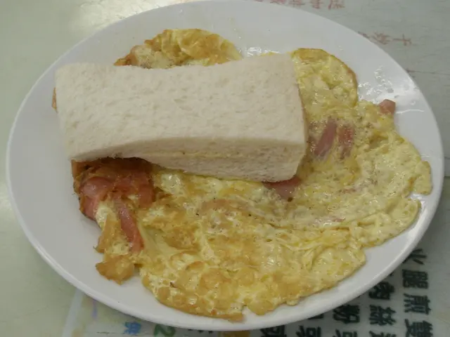 牛油餐包及火腿奄列