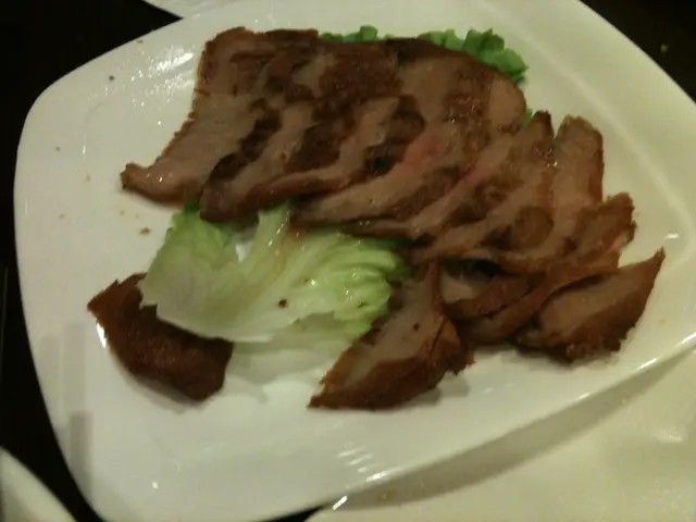 燒豬頸肉,手慢就俾人搶晒…