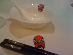 餐具上也有國劇臉譜