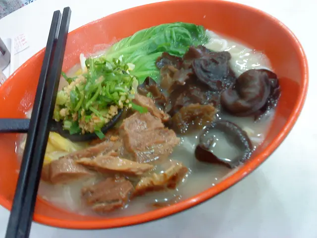 牛腩+金針+雲耳米線 $25 ,豬骨湯底yummy