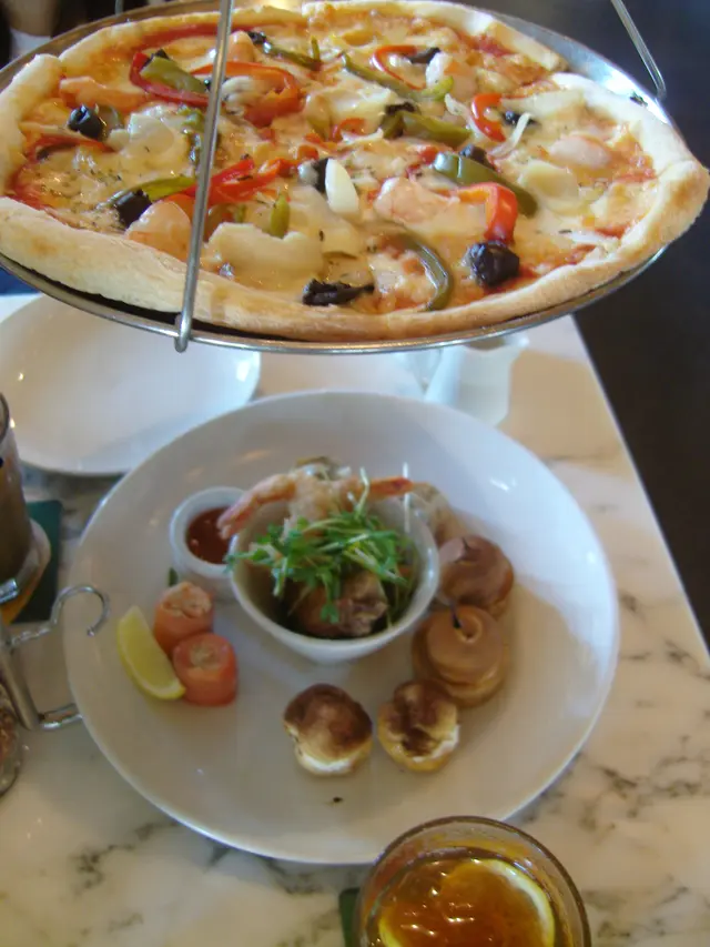 上層係自選8吋PIZZA, 下層係小食同甜品