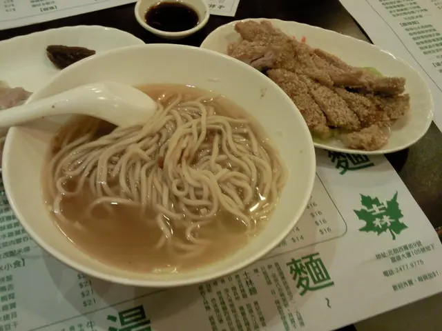 本身個湯係完全有味ga, 我之後咪齋食呢碗淨麵lor