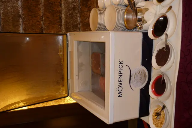 居然會有movenpick!!食左4球~~