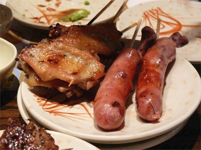 雞翼皮脆不過烤到乾晒，賤骨腸味道頗特別。