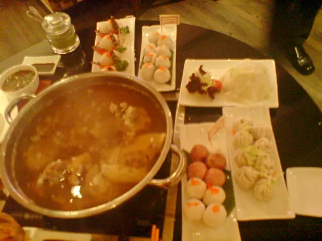 芝心鳳尾蝦，四式丸，番茄灌湯包，蟹籽蝦丸，花膠翅群湯底，新鮮帶子