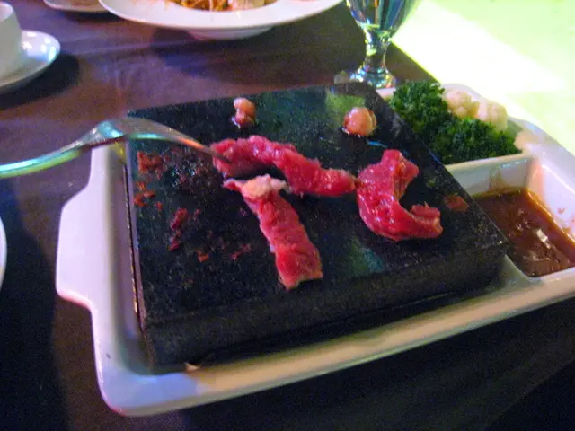 正在用心地燒的西冷扒