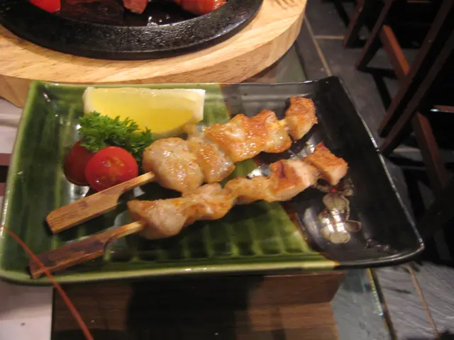 (七味豬頸肉串)真係超級冇特別，好一般豬肉味！唔太值得一試