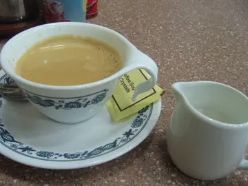 黑咖啡不夠濃，喝起來不酸而有點香味的