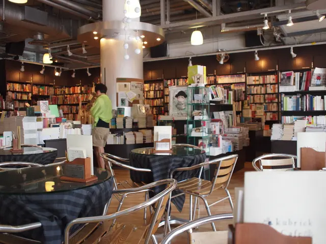 呢間cafe枱唔多，但另一大半係書局關係，空間感好好