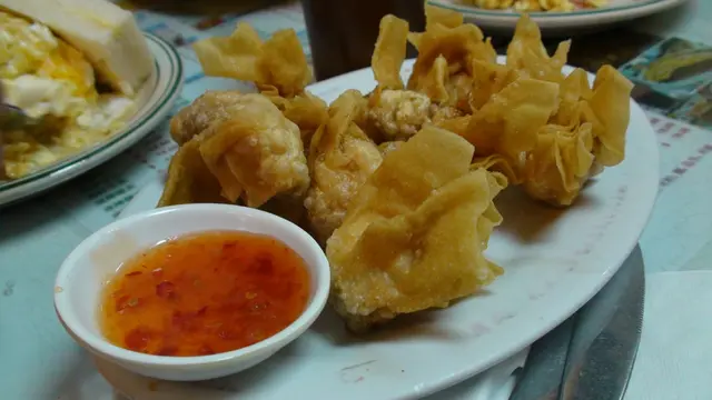 炸雲吞皮脆餡香滑彈牙,正,不過醬汁唔夠辣。