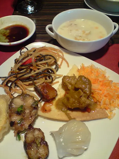 熱騰騰蝦餃晶瑩皮薄, 鱔肥美彈牙.