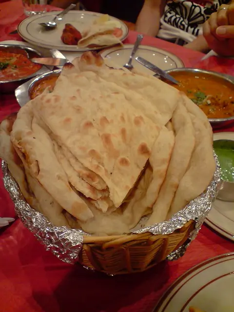 熱騰騰的薄餅夠鬆化, 醮上不同的咖喱汁, 再往咀裡送, 真的是非常美味滿足.