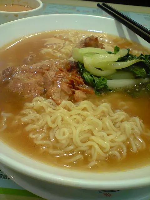 丁麵熱騰騰, 麻油濃香, 烹調的時間剛剛好, 不會過淋過硬, 喝一口湯底, 味濃又惹味.