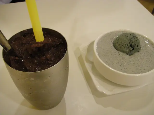 朱古力曲奇飄雪(左) 芝麻豆腐西米露(右)