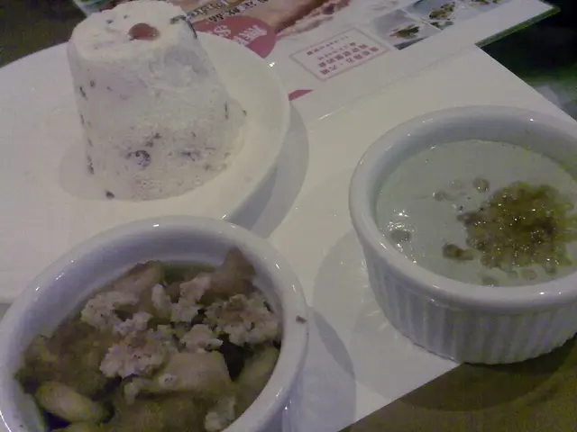 (後)杏仁脆糖榛子芭非; (前左)Apple crumble; (前右)綠茶焦糖燉蛋