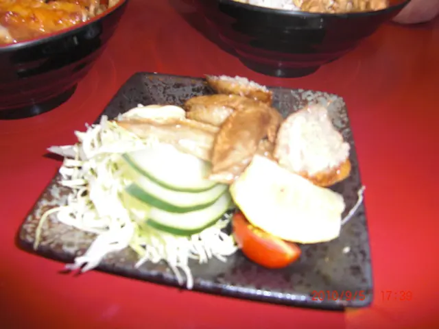 一隻全雞翼要28元....翼尖硬到咬不開