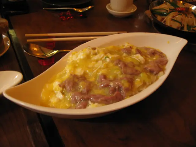 金銀滑蛋牛肉炒河