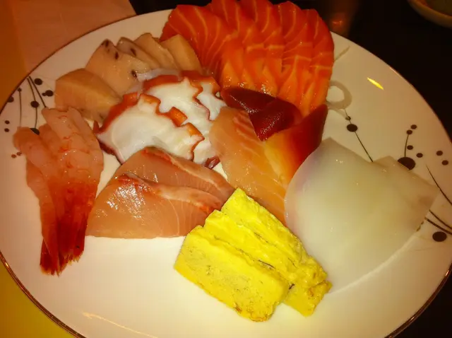 刺身 (八爪魚, 劍魚, 三文魚, 甜蝦, 魷魚, 玉子, 北寄貝, 鱆紅魚)