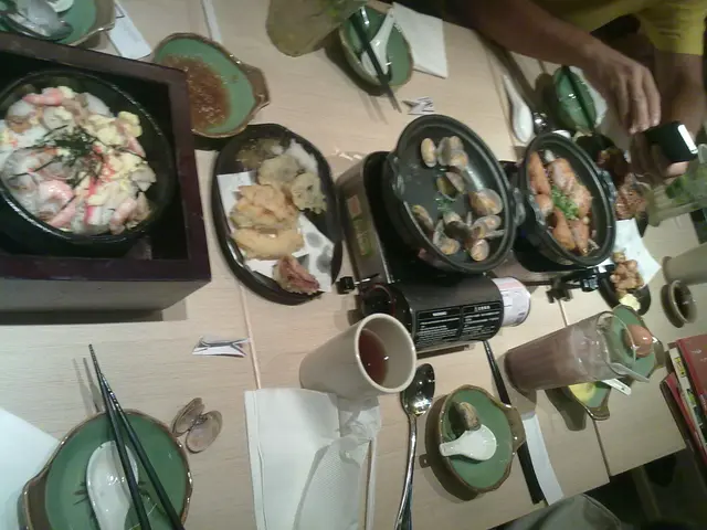 石 鍋 蒜 香 海 鮮 飯 , 滑 蛋 豬 扒 鍋 , 清 酒 煮 蜆 , 炸 雞 軟 骨 ~