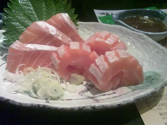 肥美三文魚腩(切得好靚)