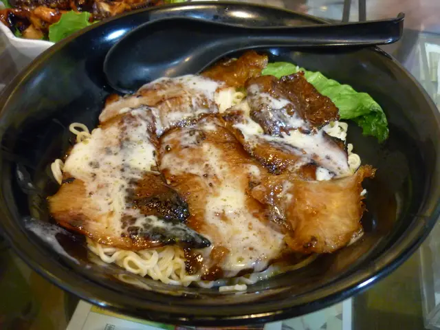 豬頸肉芝士撈麵